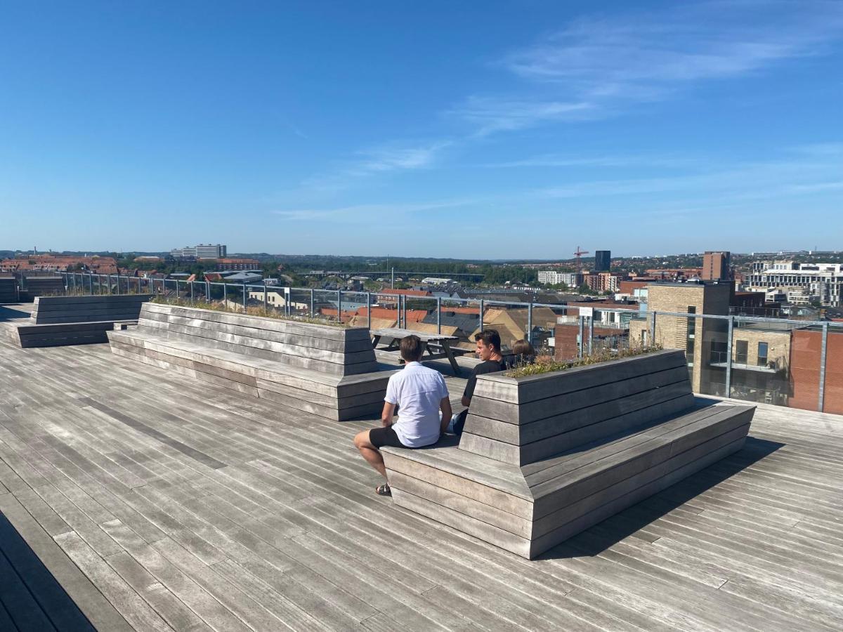 Modern Central Apt With Rooftop, Privat Balcony, & Free Parking, Steps From Aarhus Attractions Exteriör bild